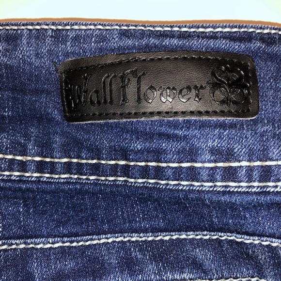Wallflower ladies capris - Picture 6 of 6